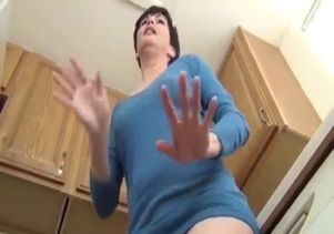 Mom in short blue dress shows off her ass