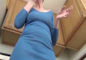 Mom in short blue dress shows off her ass