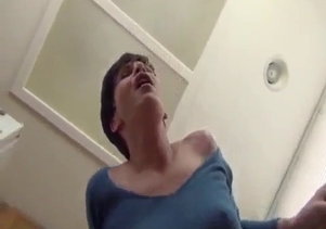 Mom in short blue dress shows off her ass